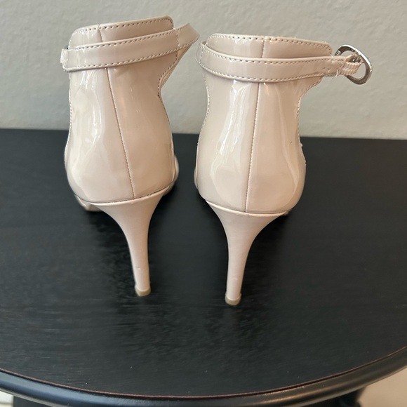 Michael Shannon Women's Beige Heels - Picture 5 of 9